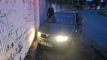 Opilý řidič v sobotu v Kojetínské ulici v Přerově nezvládl zatáčku a napálil do betonového plotu.