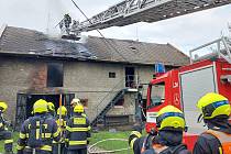 Čtyři hasičské jednotky likvidovaly v sobotu 29. dubna 2023 požár garáže a dílny v Oseku nad Bečvou