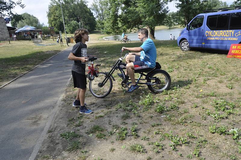 Zástupci přerovské radnice předali ceny účastníkům soutěže Přerov jede na kole.