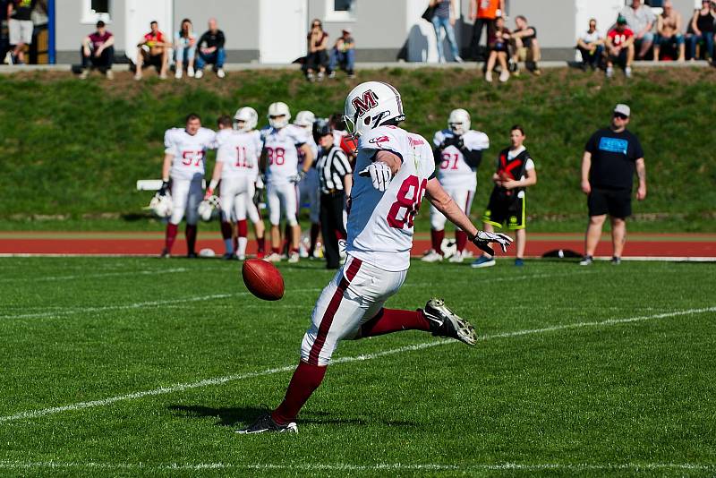 Přerov Mammoths (v bílém) vs. Vysočina Gladiators ve 2. lize amerického fotbalu.