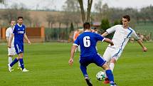 Fotbalisté Všechovic (v modrém) v domácím utkání proti 1. FC Viktorie Přerov.