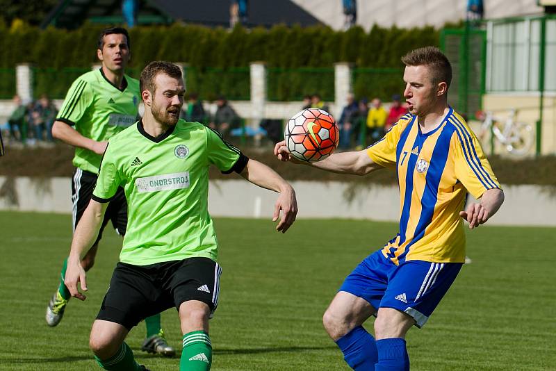 Fotbalisté Kozlovic (v pruhovaném) remizovali s Jeseníkem 2:2.