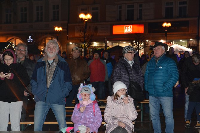 Vánoční trhy v Přerově pomalu končí. Ve čtvrtek vpodvečer vystoupila na Masarykově náměstí skupina Travellers.