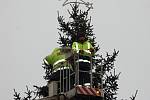 Instalace dřevěných stánků a zdobení vánočního stromu v Přerově