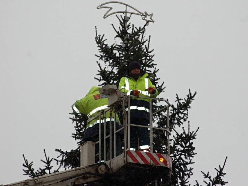 Instalace dřevěných stánků a zdobení vánočního stromu v Přerově