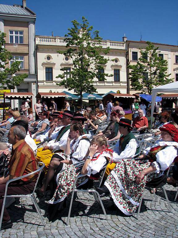 Již popatnácté hostil Lipník nad Bečvou Záhorské slavnosti. Na tradiční přehlídku folklorních souborů a muzik přijelo devět souborů.