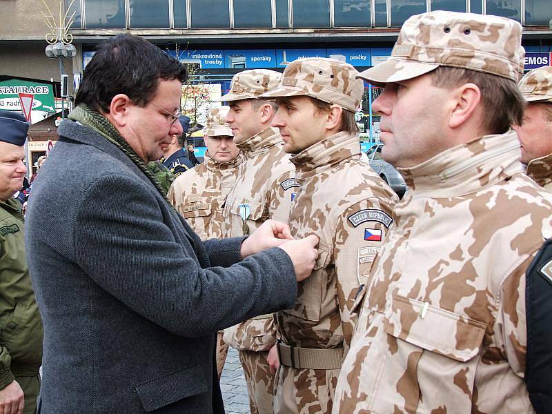 Ministr obrany Alexandr Vondra předal na náměstí T. G. Masaryka v Přerově ocenění vojákům třetího kontingentu přerovské vrtulníkové základny, kteří se vrátili z mise ISAF v Afghánistánu.