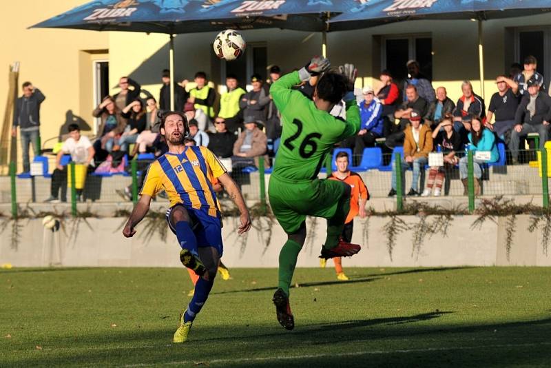 Fotbalisté Kozlovic (v pruhovaném) v utkání se Šumperkem