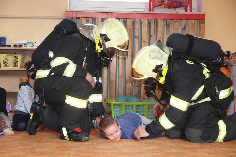 Vyzkoušet si alespoň na chvíli, jaké je to být hasičem, si ve středu dopoledne vyzkoušely děti z Mateřské školy Optiky v Přerově.