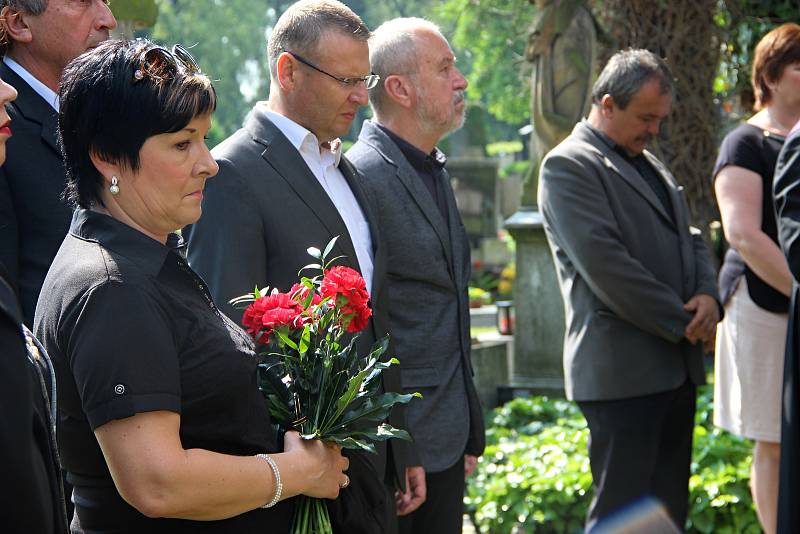 Znovuuložení zpopelněných ostatků žen a dětí, které byly v červnu roku 1945 zavražděny při krvavém masakru na Švédských šancích