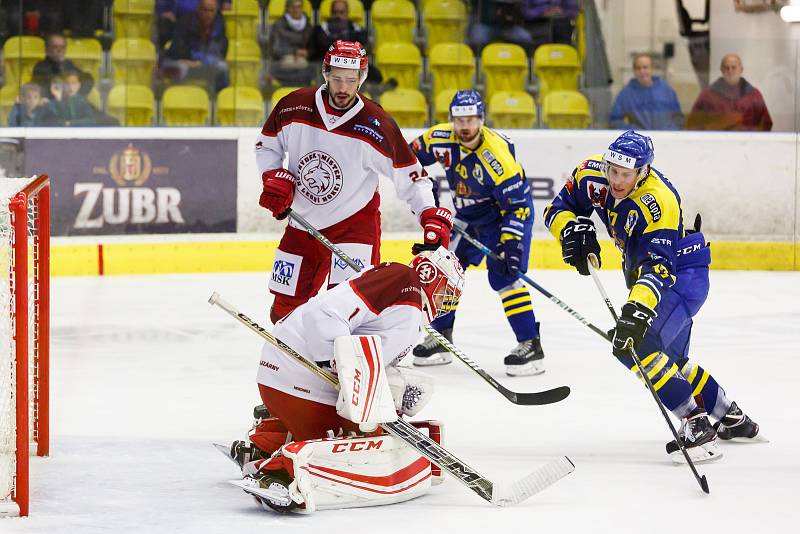 Hokejisté HC Zubr Přerov (v modrém) proti Frýdku-Místku (1:3).