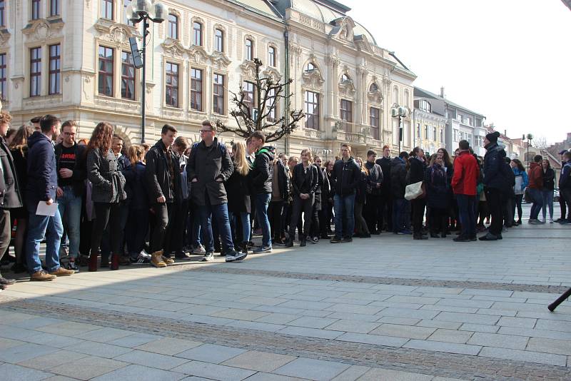 K protestní stávce se ve čtvrtek v pravé poledne připojili také studenti Gymnázia Jakuba Škody v Přerově. Na Masarykovo náměstí jich dorazily na dvě stovky.