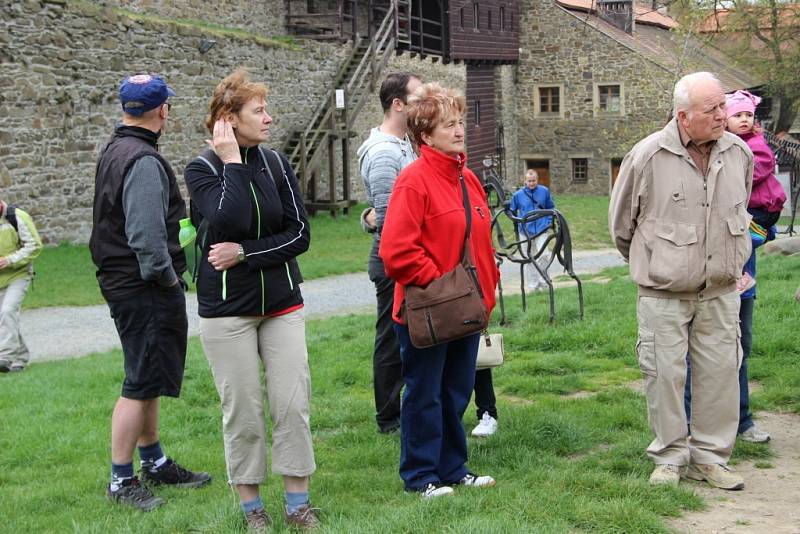 Turistická sezona na Helfštýně právě začala - brány této středověké památky se v sobotu otevřely návštěvníkům, kteří si mohli prohlédnout historickou mincovnu a expozici archeologie, nebo si užít nádherný výhled z věže.  