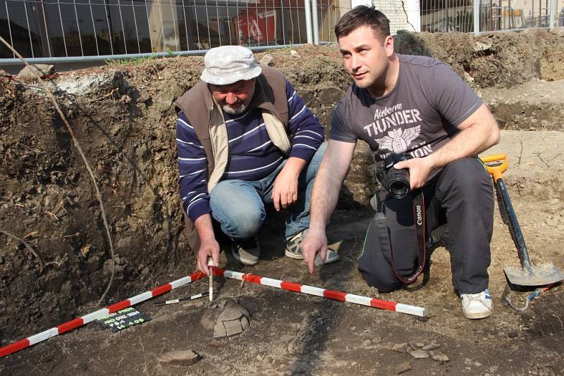 Přerovští archeologové našli v lokalitě u Prioru popelnicové hroby, staré přes tři tisíce let.