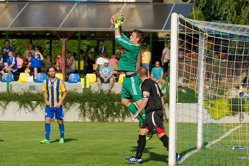 Fotbalisté Kozlovic (v pruhovaném) proti Hranicím.