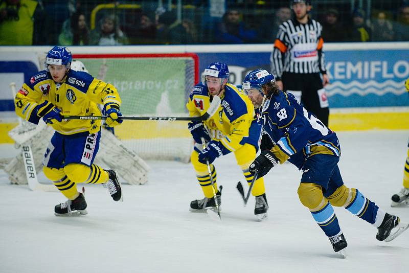 Hokejisté Přerova (ve žlutém) proti Kladnu a Jaromíru Jágrovi