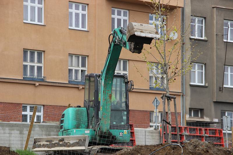 Stavba protipovodňové zídky na nábřeží Edvarda Beneše v Přerově. Konec dubna 2017