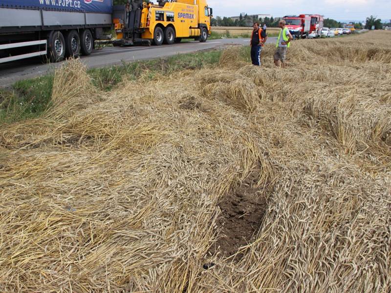 Tragická nehoda, při níž zemřela osmatřicetiletá řidička osobního auta, se stala v pondělí 18. července ráno mezi Přerovem a obcí Bochoř. Doprava zde byla na několik hodin zastavena. 