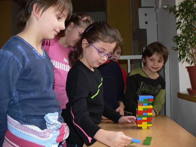 V Pevnost Šromoťák se v sobotu 21. listopadu dopoledne proměnila Základní škola Šromotovo v Hranicích. Za splnění úkolů získali žáci klíče, aby se pak dostali k pokladu na Pevnosti Šromoťák.