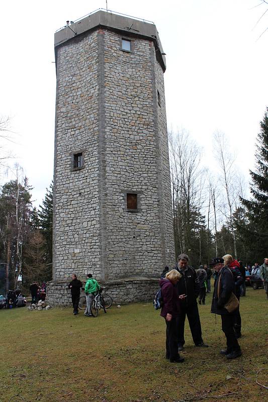 V rozhledně funguje i občerstvení, kde zájemci mohou nakoupit buřty nebo klobásu k opečení, vyjít na vyhlídkovou plošinu a rozhlédnout se po krajině a také si oddechnout v teple.