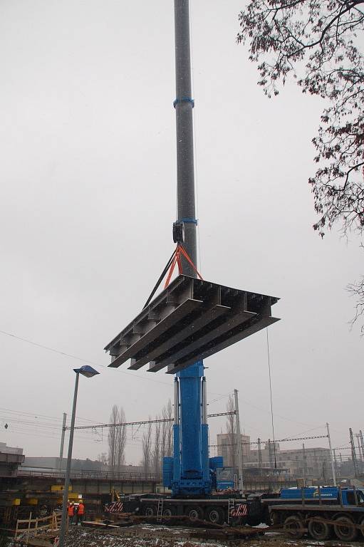 Oprava třetího nástupiště na přerovském nádraží. Stavbaři také pracují na rekonstrukci železničního mostu