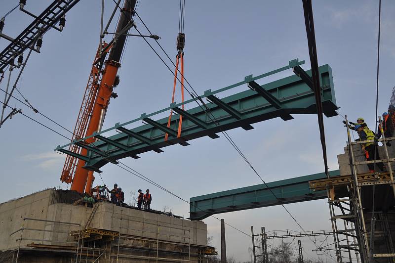 Stavebníci postavili v noci nosné konstrukce prvního z Dluhonských mostů nad železniční tratí v Přerově.