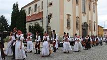 Velkolepý průvod krojovaných Hanáků městem a Ječmínkova jízda králů - takový byl vrchol Kojetínských hodů, které trvaly tři dny. Průvod si nenechaly ujít stovky místních lidí.