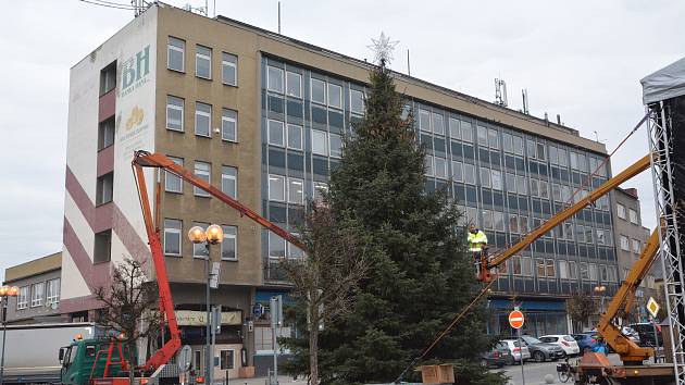 Na Masarykově náměstí už je připravené pódium a rozestavěny jsou i dřevěné prodejní stánky. Vánoční strom se slavnostně rozzáří v neděli 27. listopadu.
