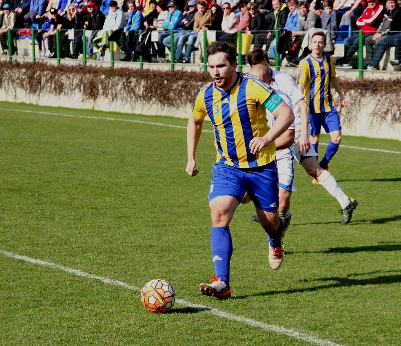 Fotbalisté Přerova (v bílém) v derby proti Kozlovicím.