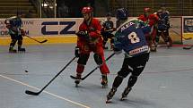 Inline hokejisté Přerova (v červeném) v domácím utkání s IHC Night Birds Praha (5:4).