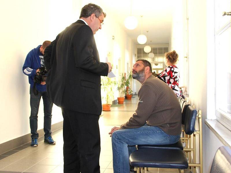 Robert Fryč (sedící vpravo) se svým obhájcem u přerovského okresního soudu, řešícího tragickou střelbu u baru Lumír