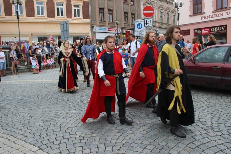 Historický průvod centrem Přerova, ale také řemeslný jarmark a celá řada zajímavých vystoupení na Horním náměstí - takový byl program Svatovavřineckých hodů během neděle.