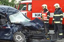 Nehoda peugeotu a vozidla technických služeb v centru Přerova
