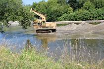Srážka vody a úprava koryta v řece Bečvě v Přerově. Ilustrační foto
