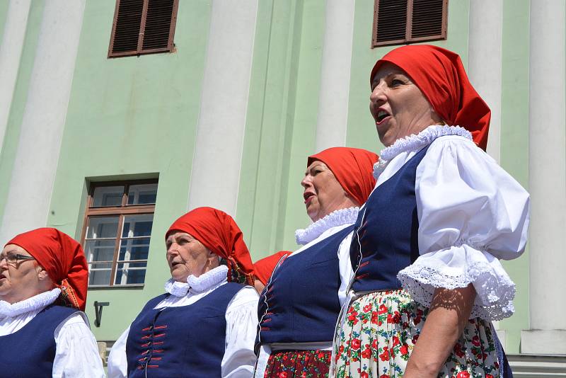 Folklorní festival v Přerově se vydařil. V hlavním programu na Horním náměstí se v sobotu odpoledne vystřídalo několik souborů, 11. 6. 2022