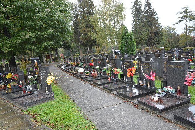 I když ten hlavní dušičkový nápor vypukne až příští týden, mnozí lidé vyrazili na přerovský hřbitov už o víkendu.