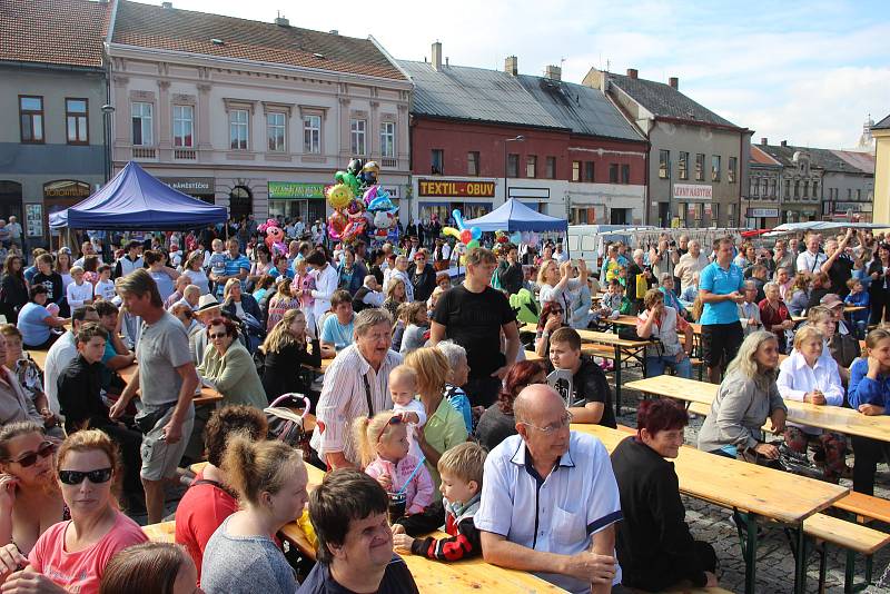 Velkolepý průvod krojovaných Hanáků městem a Ječmínkova jízda králů - takový byl vrchol Kojetínských hodů, které trvaly tři dny. Průvod si nenechaly ujít stovky místních lidí.