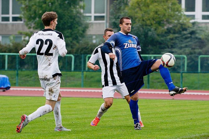 Fotbalisté Přerova (v modrém) v derby proti FC Želatovice (1:0).