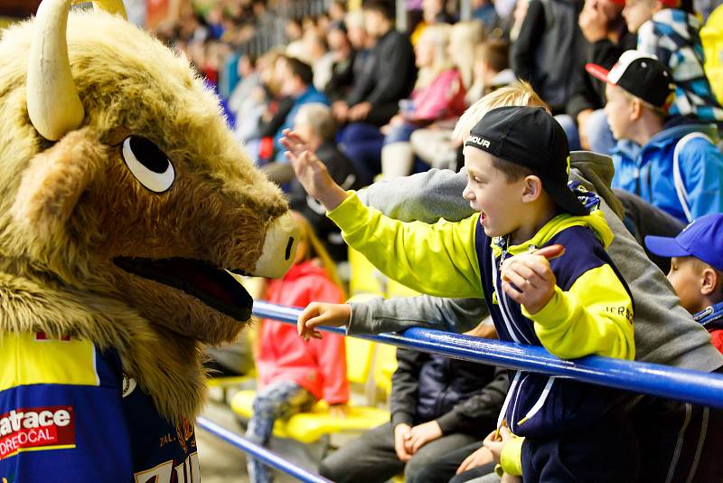 Hokejisté HC Zubr Přerov (v modrém) proti Frýdku-Místku (1:3).