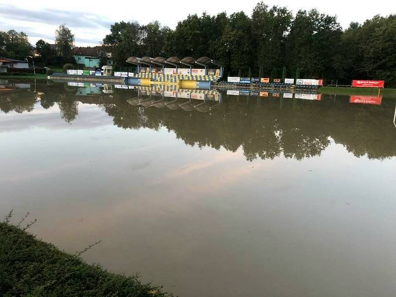 Zatopené hřiště FK Kozlovice ve čtvrtek 15. října 2020 ráno