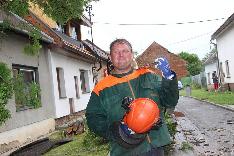 Poničené střechy rodinných domů, vyvrácené stromy a trámy, které se rozletěly jako třísky do okolí. Tak to vypadalo v pátek odpoledne v Uhřičicích na Kojetínsku, kterými se prohnala silná vichřice