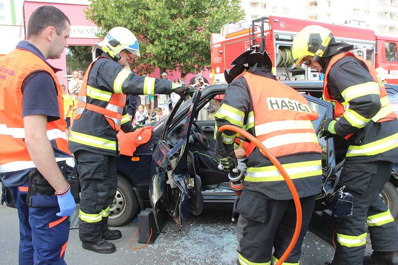 Občan a bezpečnost: ukázky zásahů v podání policie, hasičů, ale i vojáků ze 71. mechanizovaného praporu v Hranicích na prostranství u policejní budovy u přerovského výstaviště