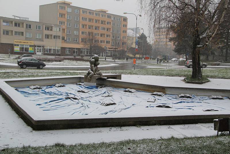 Spolu s rozvolněním vládních opatření se ve čtvrtek ráno zasypal Přerovsko letošní první sníh. Do adventní atmosféry se zahalilo i Masarykovo náměstí v Přerově, kde se otevřely vánoční trhy a lidé si mohli dát konečně u stánků oblíbený punč.