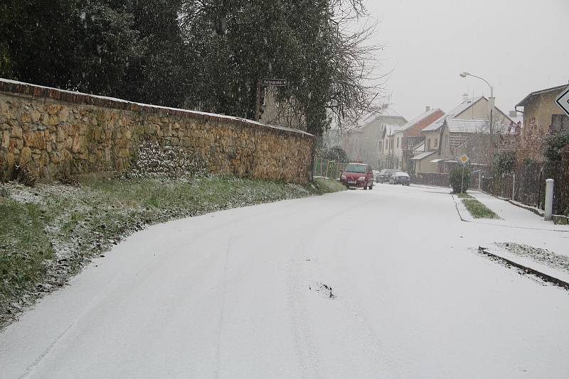 Spolu s rozvolněním vládních opatření se ve čtvrtek ráno zasypal Přerovsko letošní první sníh. Do adventní atmosféry se zahalilo i Masarykovo náměstí v Přerově, kde se otevřely vánoční trhy a lidé si mohli dát konečně u stánků oblíbený punč.