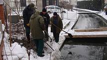 Přerovští hasiči bojovali celé pondělí s místním potokem Strhanec, který hrozil, že se vylije ze svých břehů.