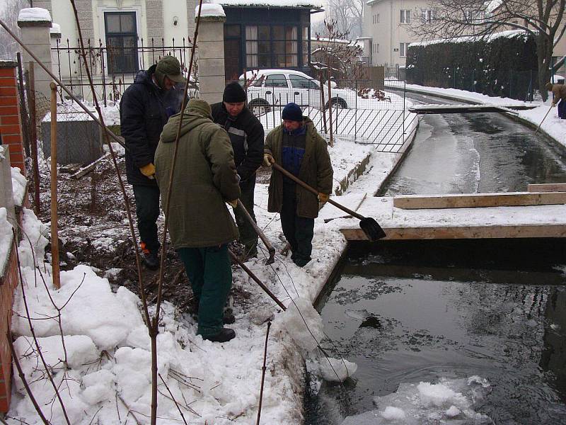 Přerovští hasiči bojovali celé pondělí s místním potokem Strhanec, který hrozil, že se vylije ze svých břehů.