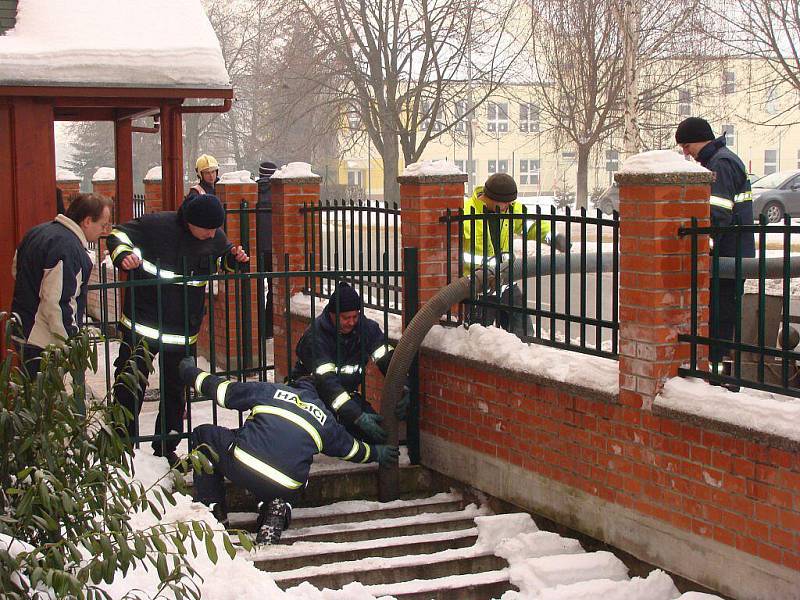 Přerovští hasiči bojovali celé pondělí s místním potokem Strhanec, který hrozil, že se vylije ze svých břehů.