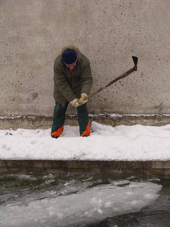 Přerovští hasiči bojovali celé pondělí s místním potokem Strhanec, který hrozil, že se vylije ze svých břehů.