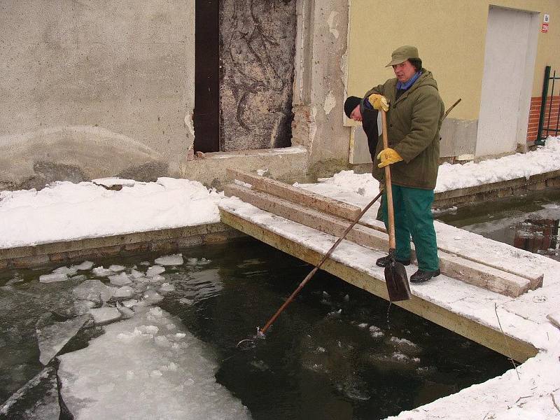 Přerovští hasiči bojovali celé pondělí s místním potokem Strhanec, který hrozil, že se vylije ze svých břehů.