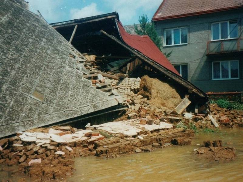 Fotografické snímky obce Vlkoš zaznamenaly škody, které vznikly při povodních v polovině července roku 1997.